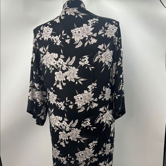 Spiritual Gangster Black and White Kimono Robe with Flowing Silhouette - Picture 4 of 6